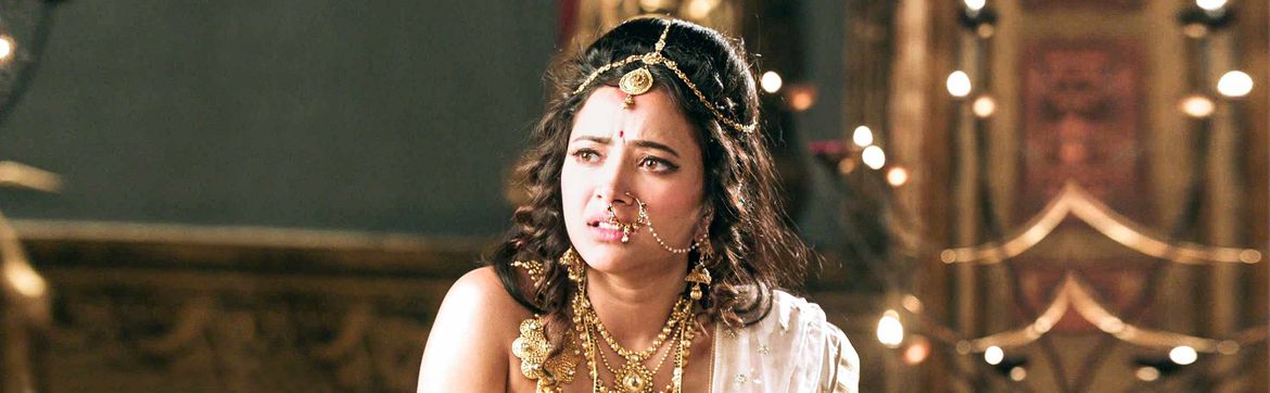 Roopa tries to win Chandra’s interest in Chandra Nandni