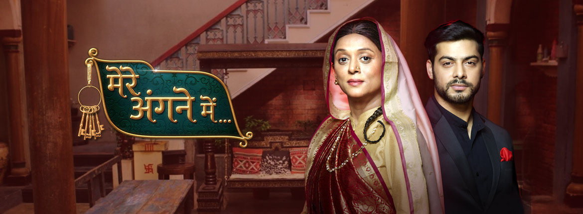 Rani-Aarti team up against Amit in Mere Angne Mein