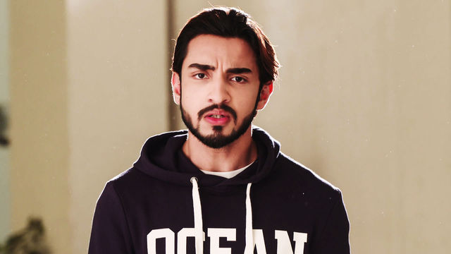 Ricky gets indebted to Sia in Saathiya