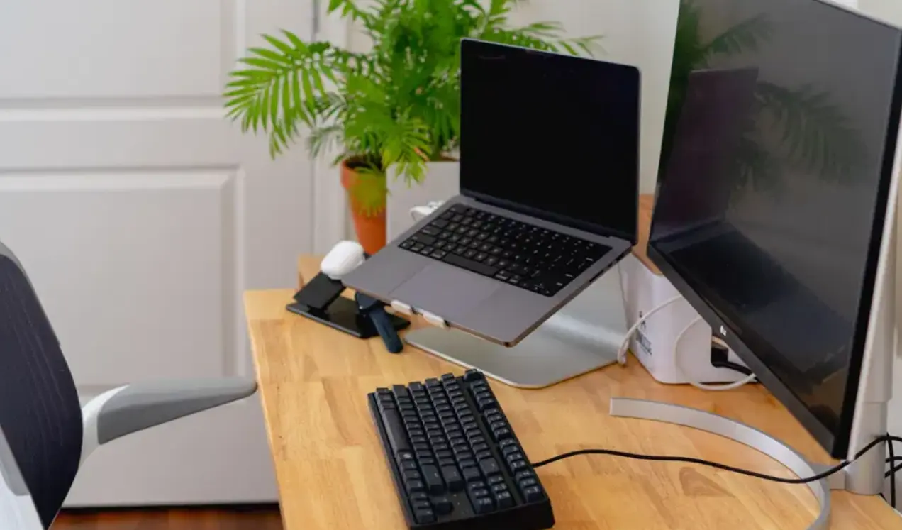 5 Home Office Essentials You Can’t Live Without in 2025